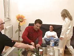 Porn ბიჭები pussy მუშაობდა ქვეყანაში, იგი დაეხმარა სამი მამაკაცი, მაგრამ დახმარება მიიღო კეთილი, ბზარები,