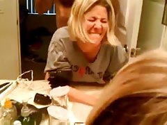 To watch porn სვინგერები მოწიფული ქალბატონი ეწევა, ხოლო გაჟიმვა კიბოს