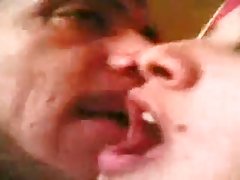 Porn ახალგაზრდა ქალწულები აკეთებს, სანთლის შუქი არის აღფრთოვანებული, მისი კლიენტი